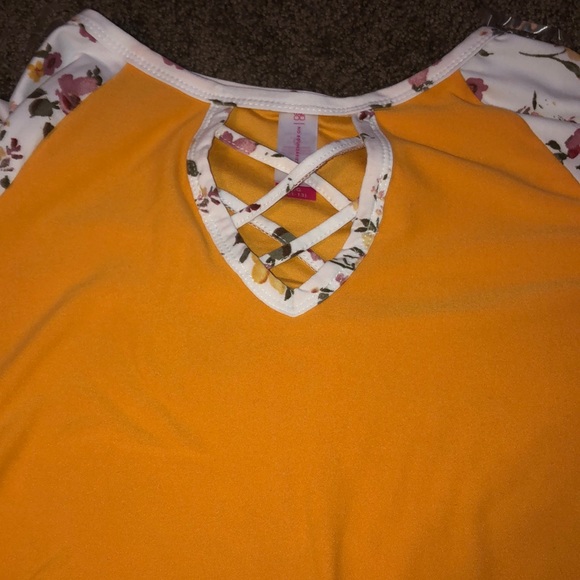 floral V-neck and loop tie shirt - Picture 3 of 4